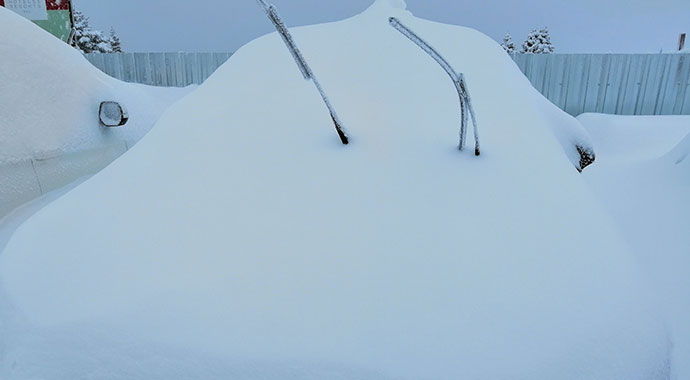 Uludağ'da yoğun kar... Otomobiller kayboldu