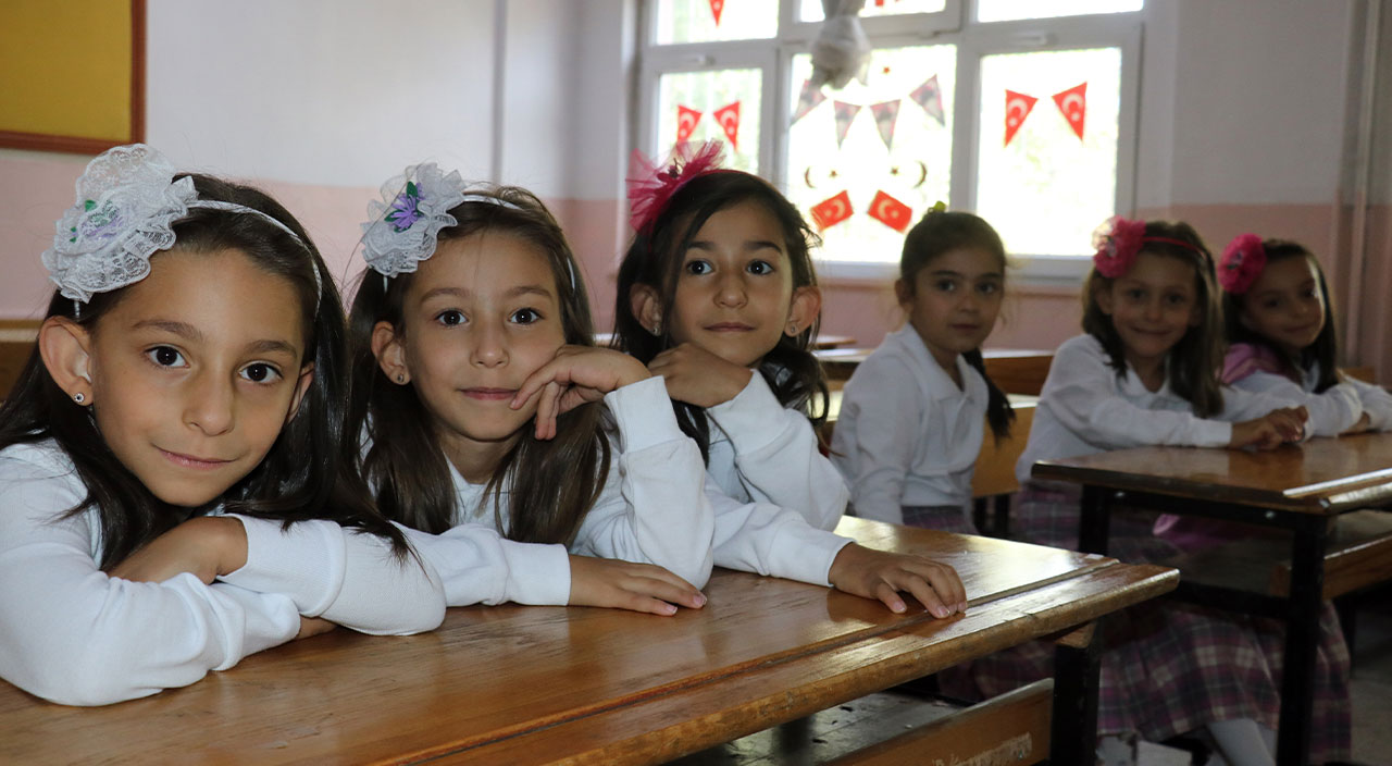 Beşiz kızlar okullu oldu: 