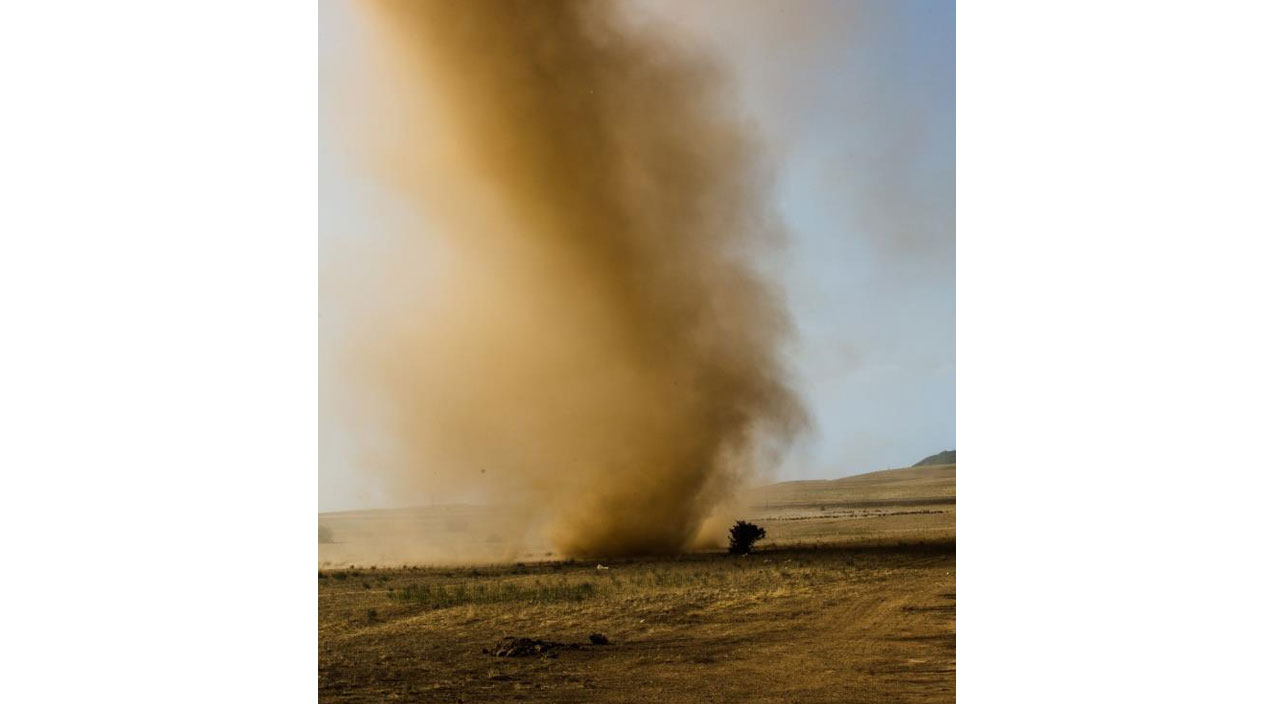 Bitlis’te korku dolu anlar: Dev hortum metrelerce yüksekliğe ulaştı