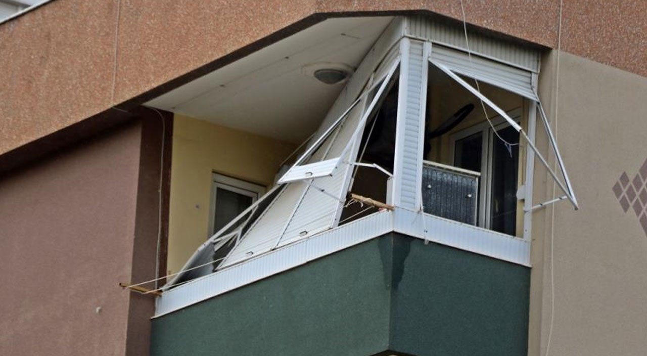 Antalya’da deprem gibi hortum: Mahalle savaş alanına döndü