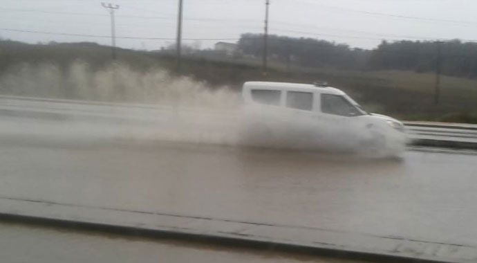 Sağanak yağış İstanbul - Çanakkale yolunda trafiği olumsuz etkiledi