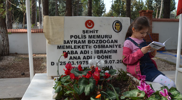 Okuma yazma öğrenip yazdığı mektubu şehit babasının mezar taşına astı