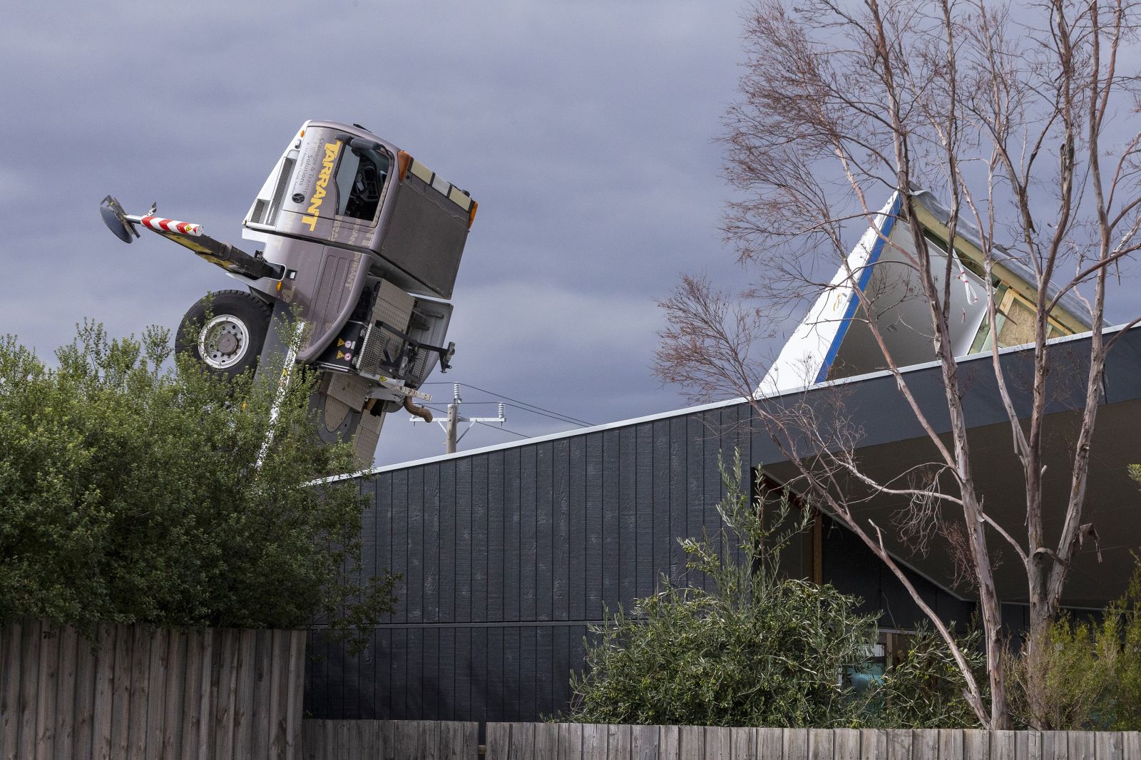 Avustralya’da evin üstüne vinç düştü