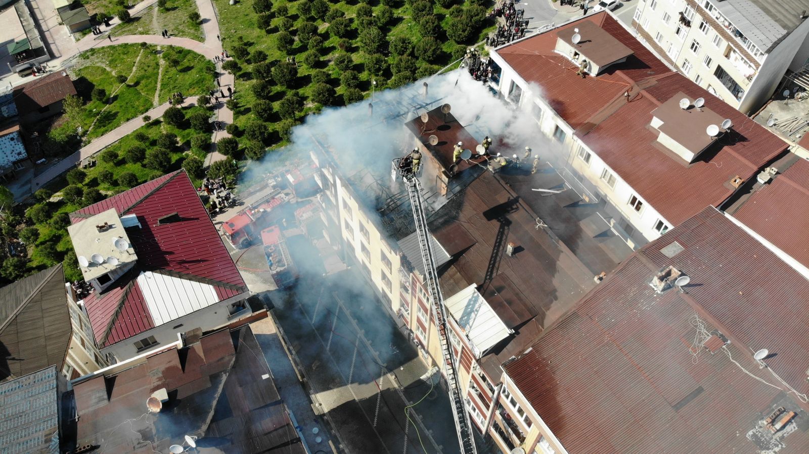 Esenyurt'ta korkutan çatı yangını havadan görüntülendi