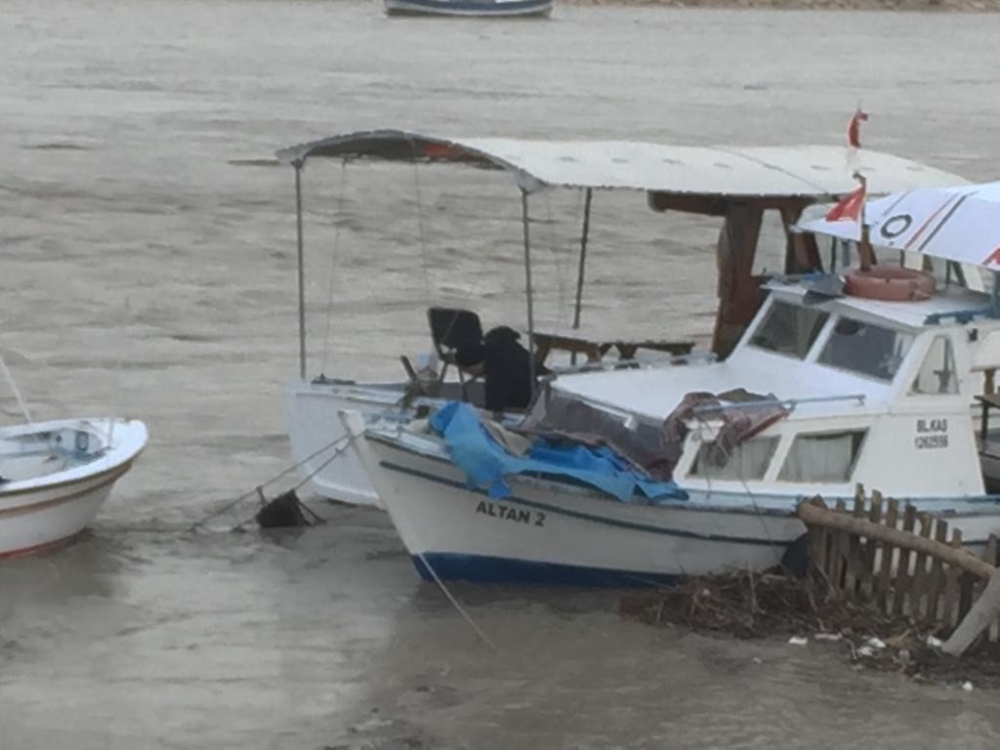 Antalya'da fırtına tekneleri vurdu, tur teknesi sürüklendi