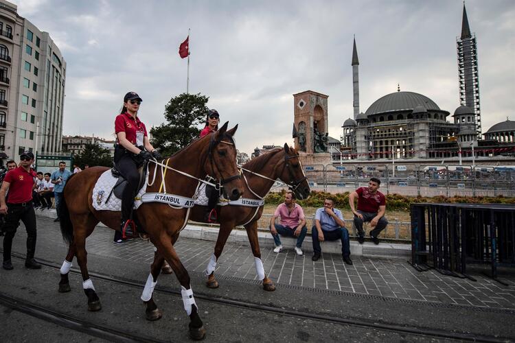 İstanbul kırmızı-mavi!