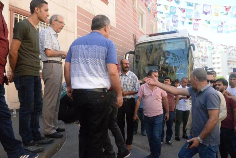 HDP binasının önünde bekleyen annenin isyanı