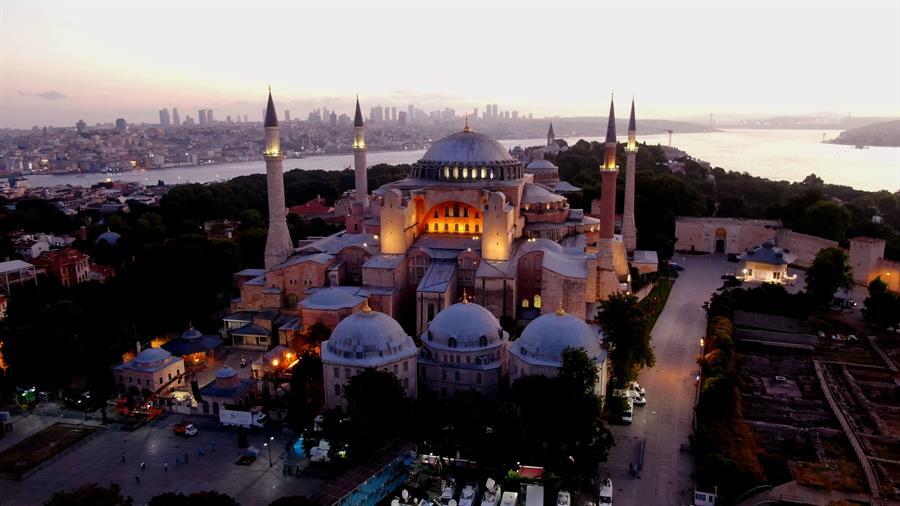 Ayasofya'da kılınacak ilk Cuma namazı dünya basınında da manşetlerde