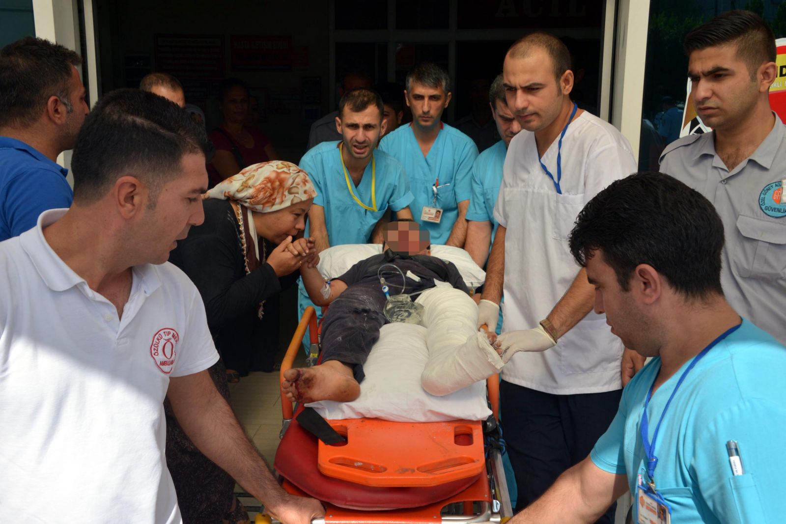 Kaldırıma çıkan araç bebek arabasını altına aldı, ölü ve yaralılar var