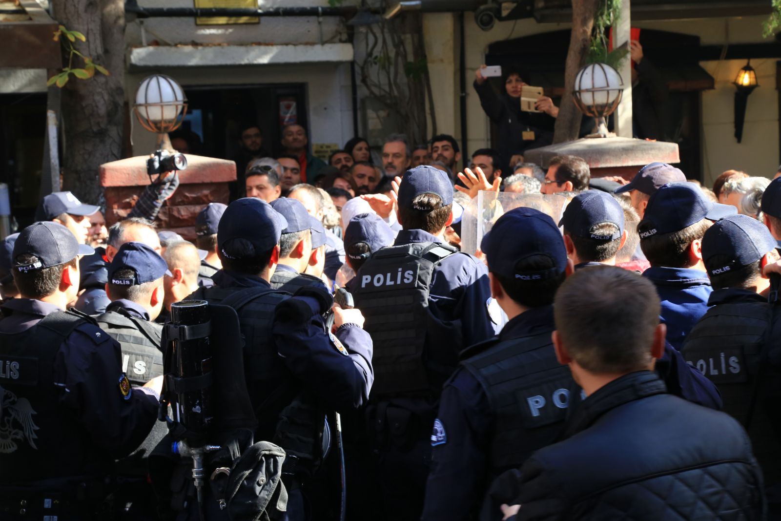 HDP'li vekillere gözaltı sonrası 3 ilde ortalık karıştı