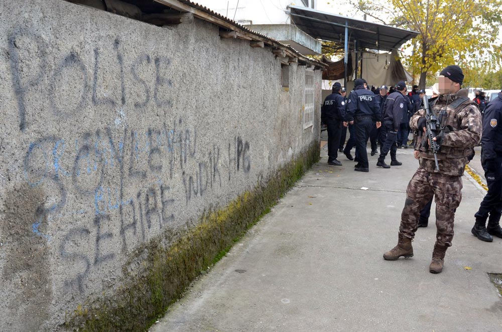Adana'da polis terör operasyonu yaptı, vatandaş alkışlarla destek verdi