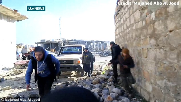 Şii milisler Halep'te çocuklara ateş ediyor