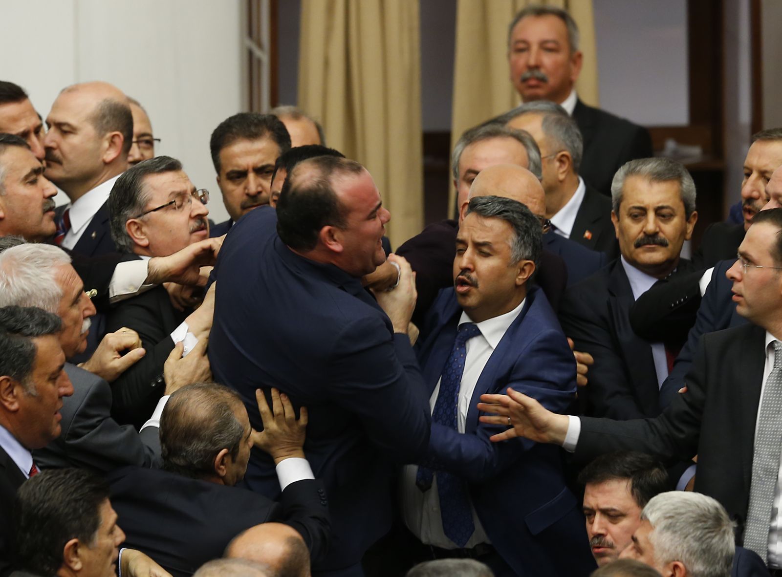 CHP'li vekiller AK Partili vekilleri darp etti