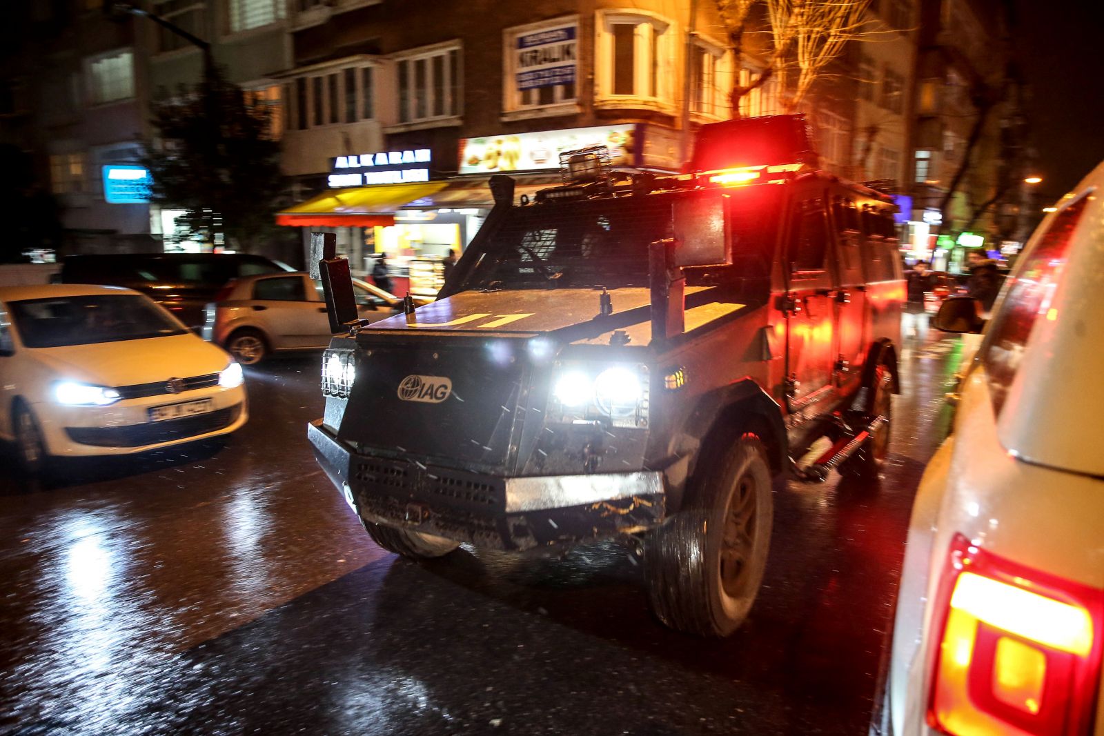 İstanbul Emniyet Müdürlüğü'ne lav silahıyla saldırı girişimi