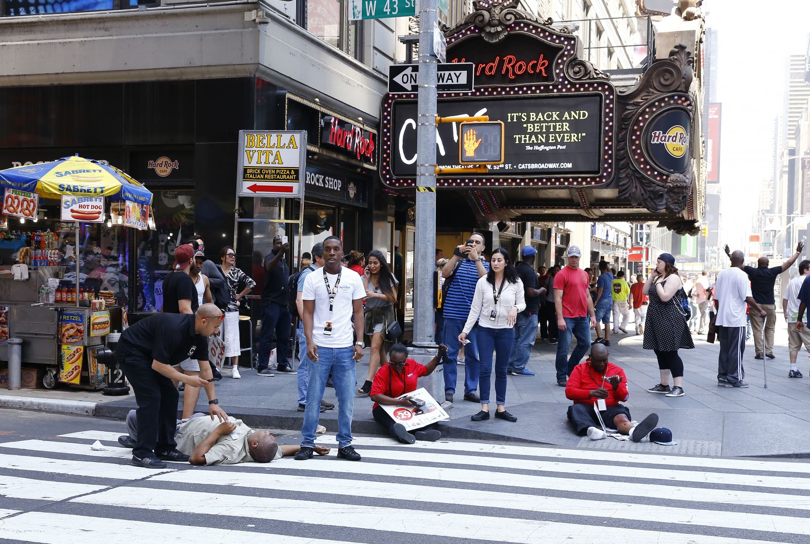 New York'ta araç yayaların arasına daldı: Ölü ve yaralılar var