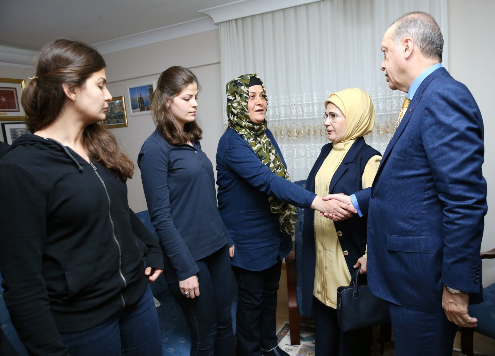 Cumhurbaşkanı Erdoğan 15 Temmuz şehitlerinin ailelerini ziyaret etti