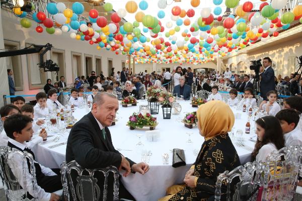 Cumhurbaşkanı Erdoğan torununa mezuniyet belgesini verdi