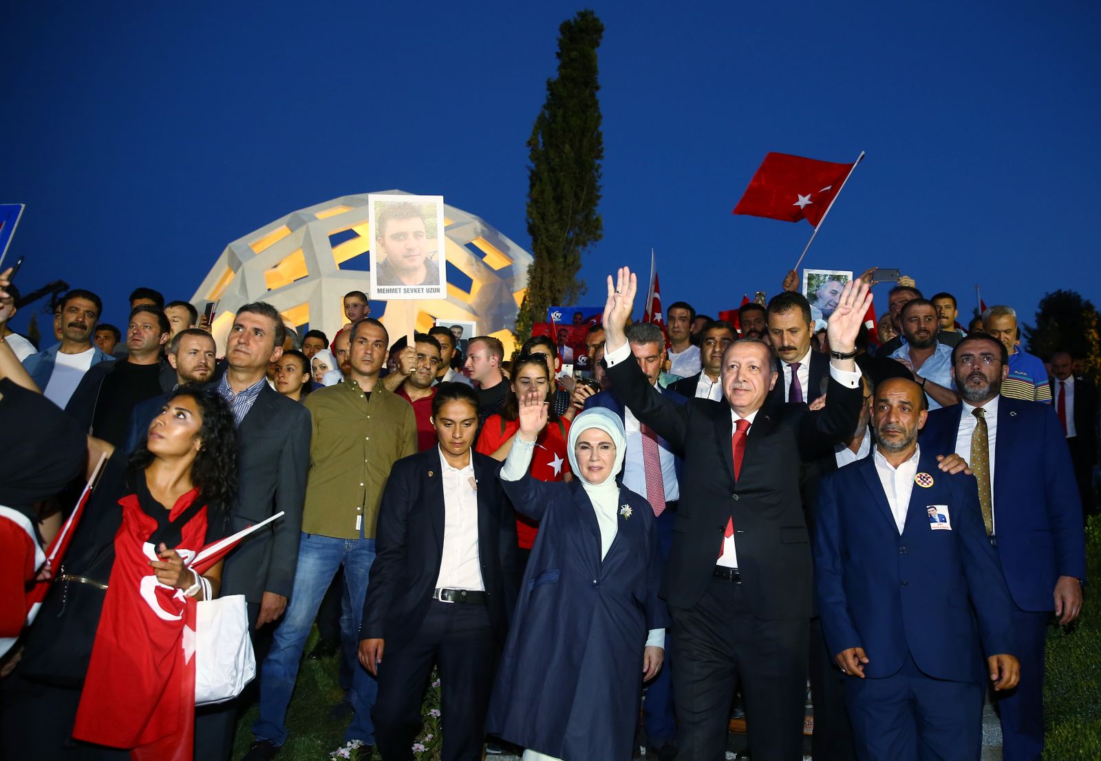 Cumhurbaşkanı Erdoğan'ın Şehitler Köprüsü'ne yürüyüşü