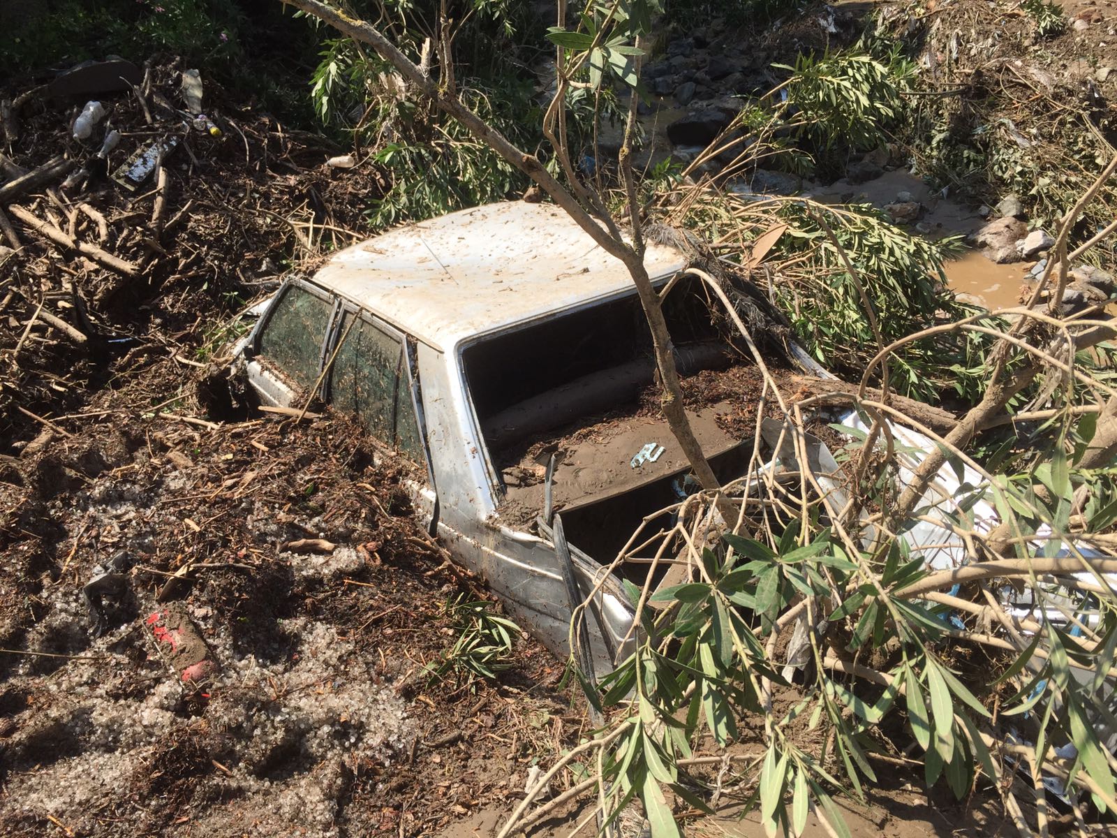 Burhaniye'de sel araçları sürükledi