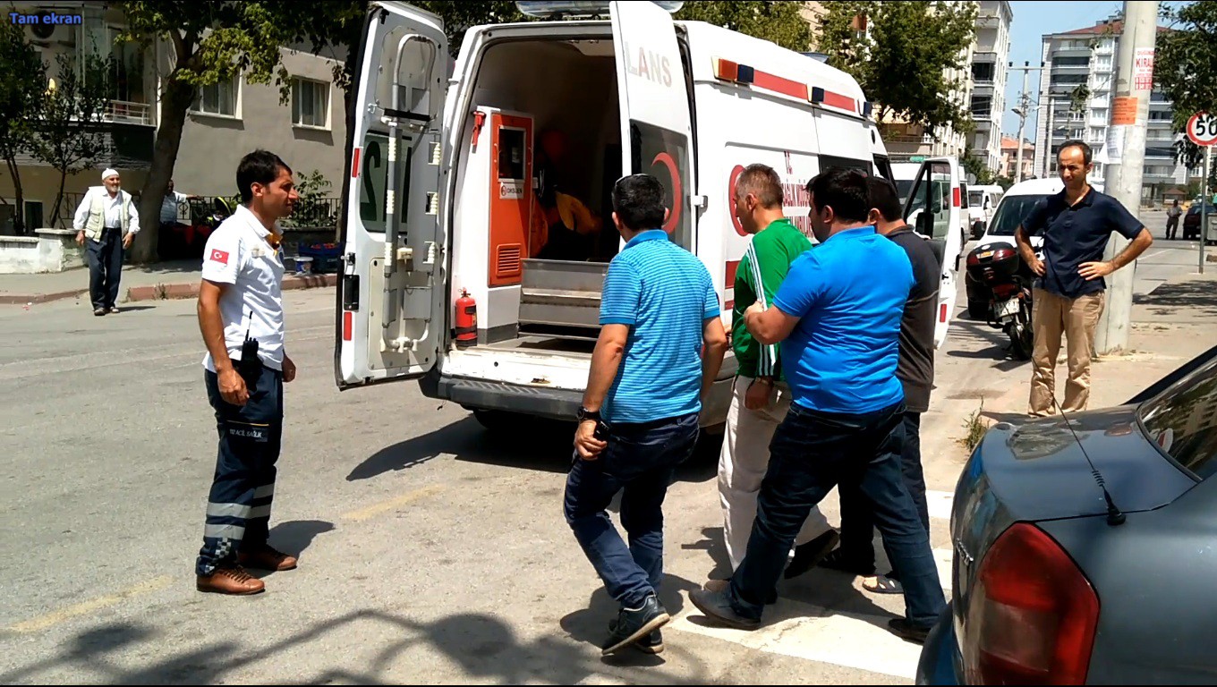 Camide namaz kıldıran imama ve cemaate saldırdı