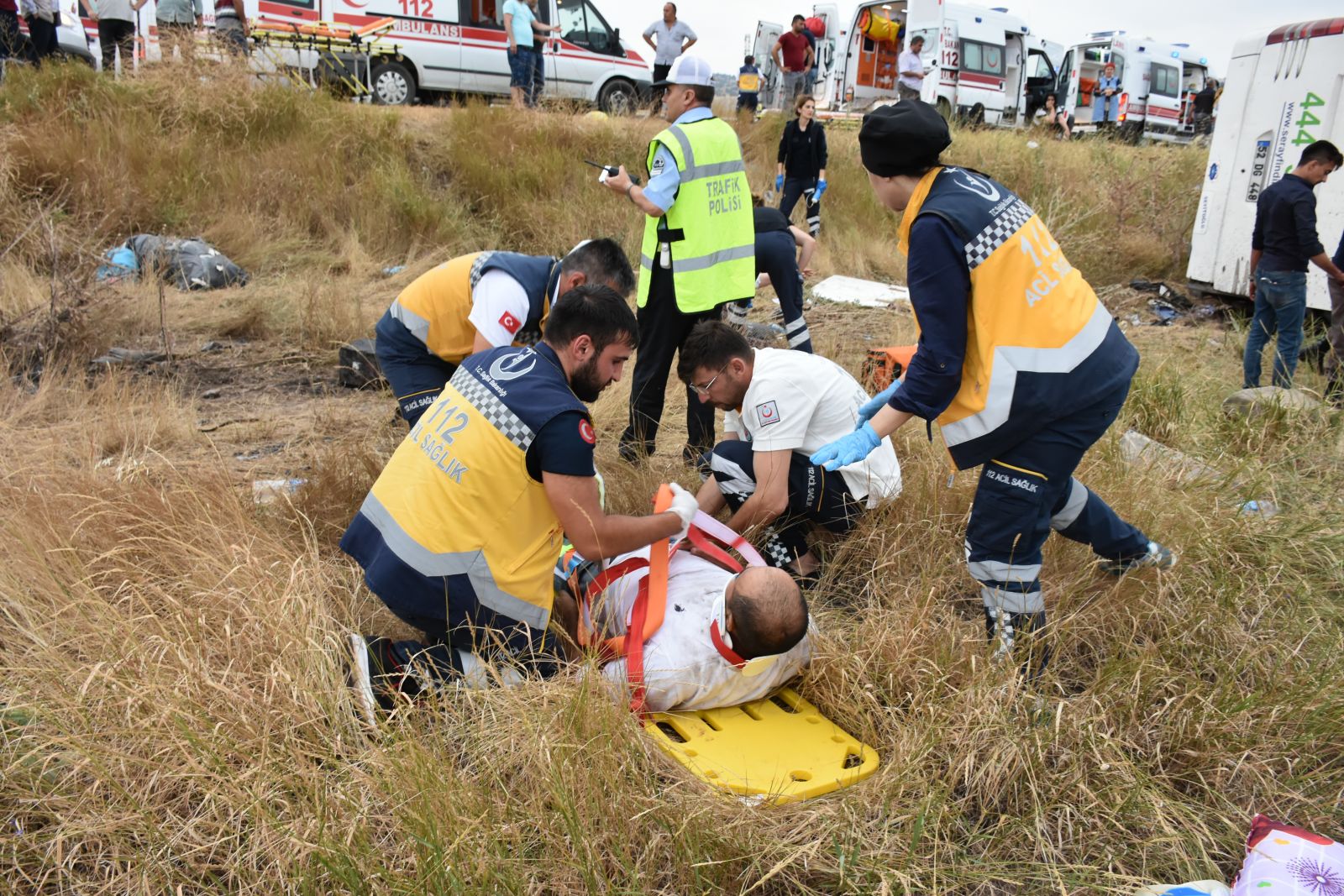 Amasya’da yolcu otobüsü şarampole devrildi: Çok sayıda ölü ve yaralı var