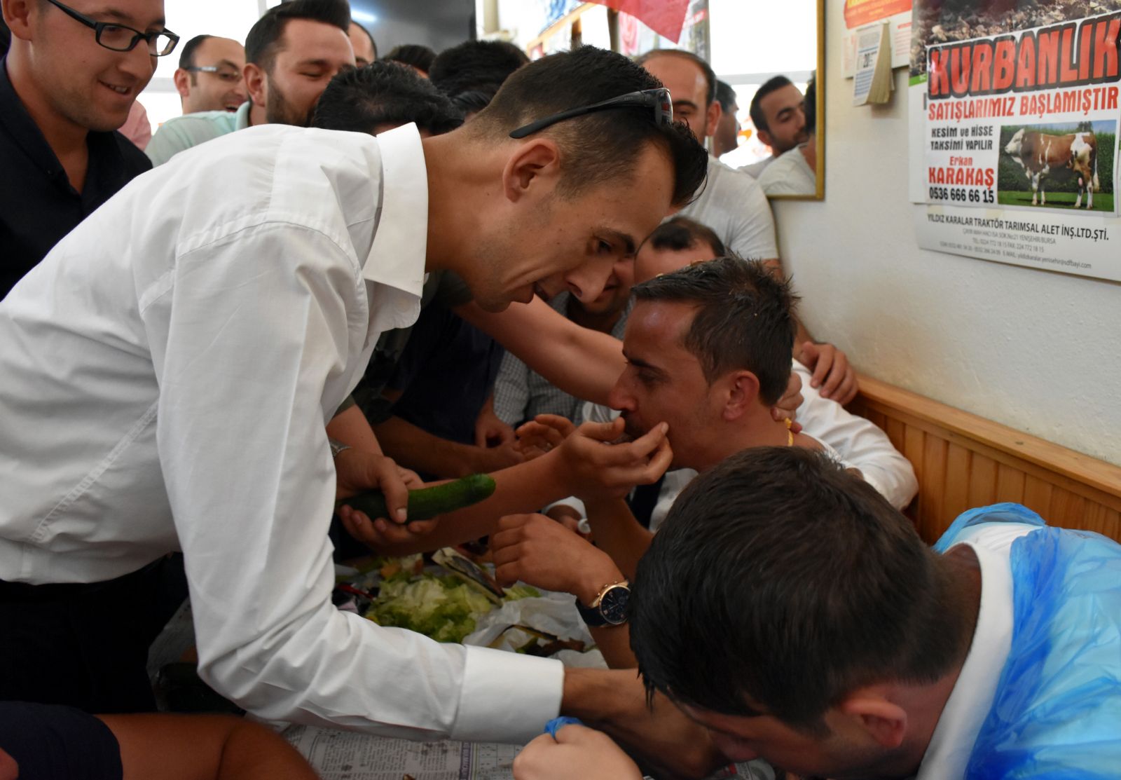 Damadı kedi maması ile test ettiler!