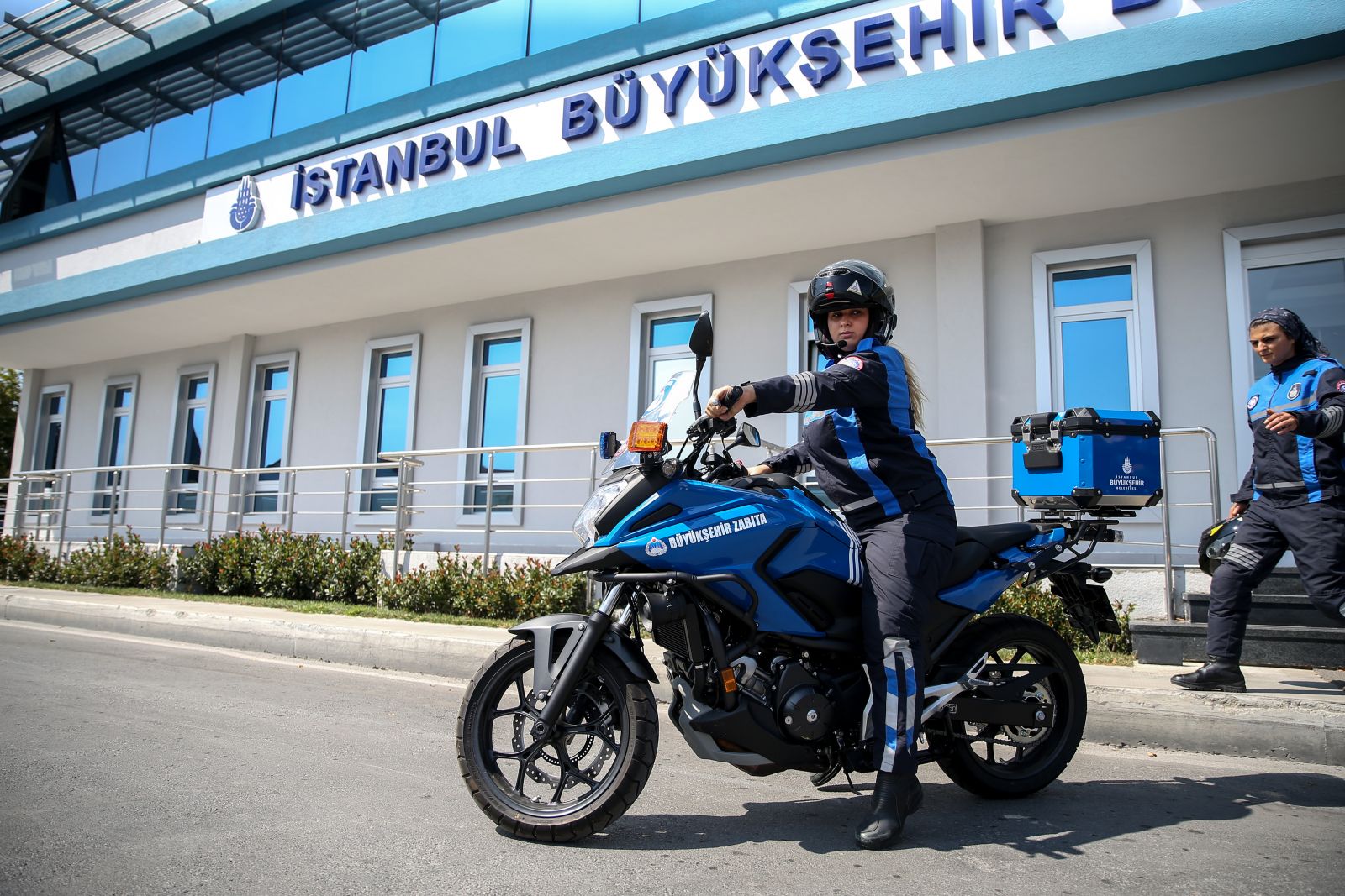 İstanbul'da motosikletli kadın zabıta ekipleri görev başında