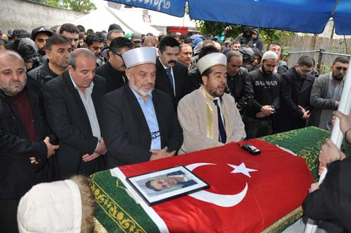 Almanya'da kazada ölen Türk genci Kazım Cihan, dualarla defnedildi