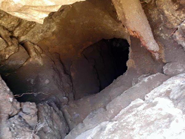 Kaldırım çöktü ortaya bu çıktı, görenler şaşkın!