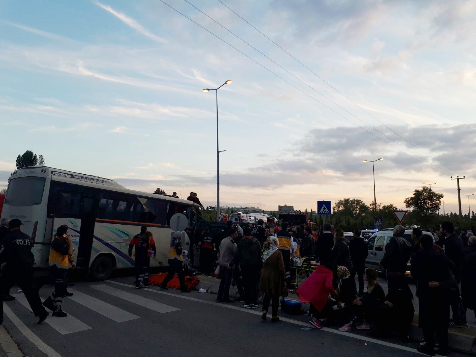 Servis midibüsü ile tır çarpıştı: 21 yaralı