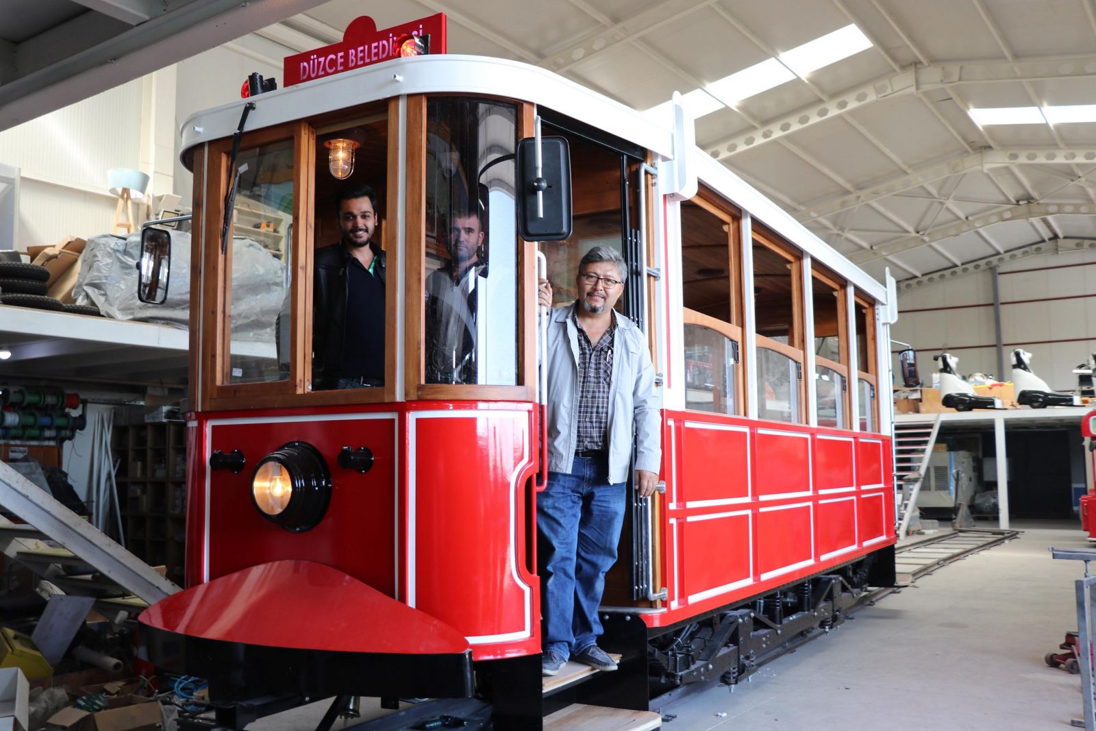 Denizli'de ortaokul mezunu, ekibiyle birlikte tramvay üretimi yapıyor
