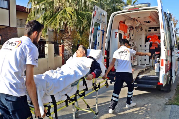 Oteline el konulan iş adamı Süreyya Pekuysal, ambulansla eyleme geldi