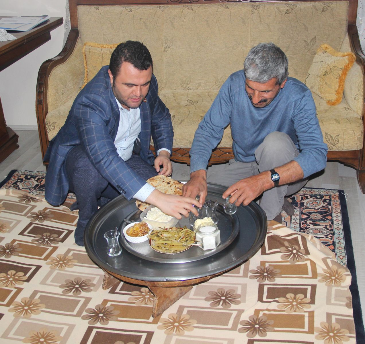 Sivaslı siyasetçi 10 günde 85 köy gezdi