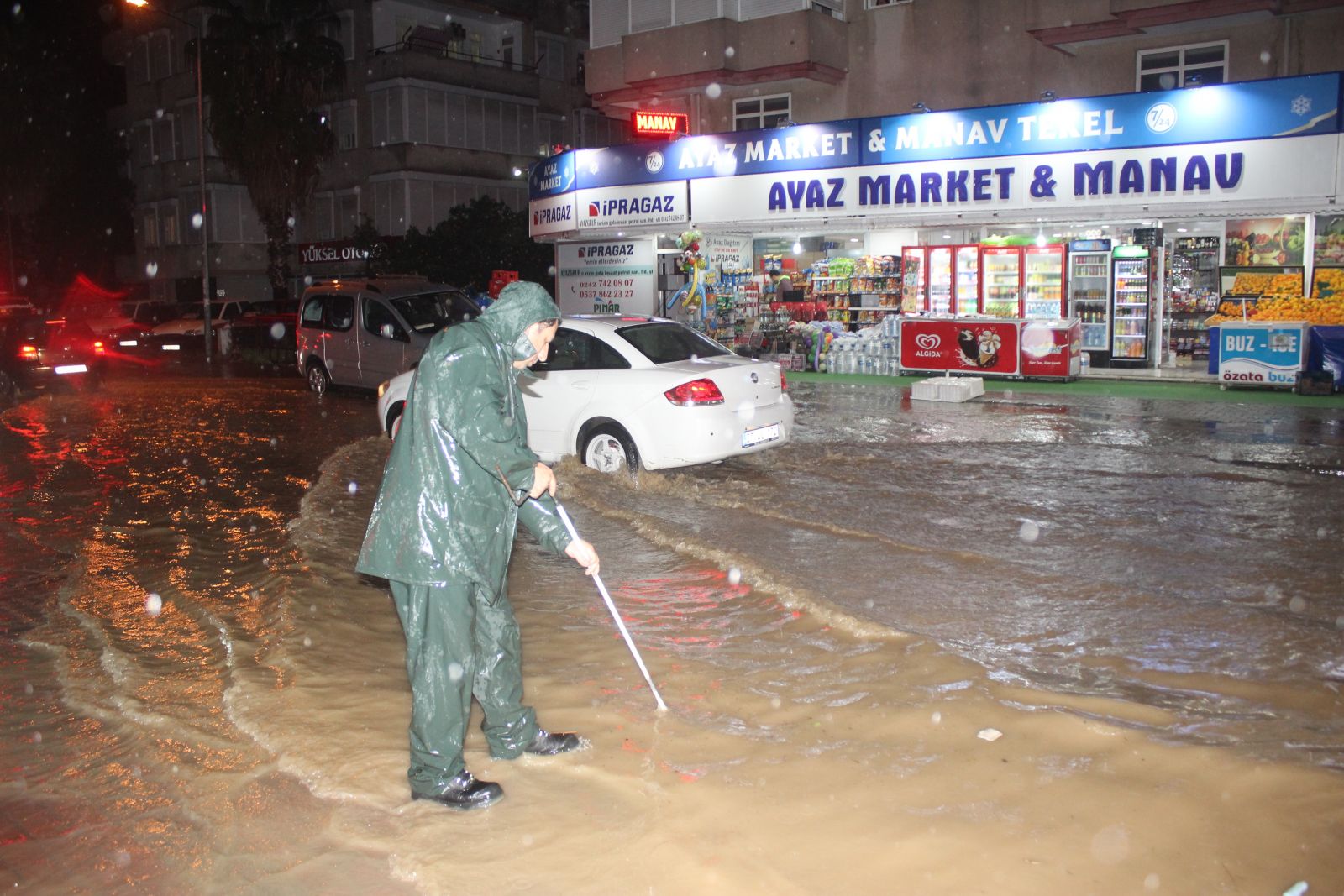 Antalya'da şiddetli yağış!  Manavgat sokakları sele teslim