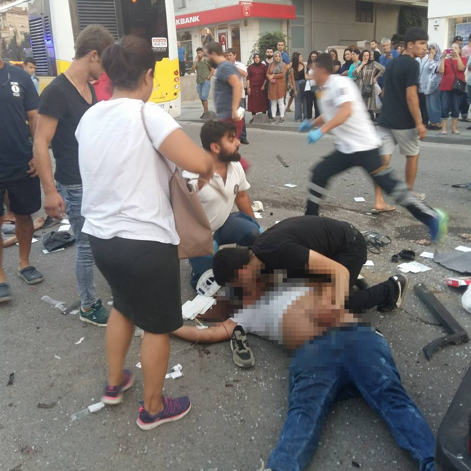 Kadıköy'de feci kaza: Ölü ve yaralılar var
