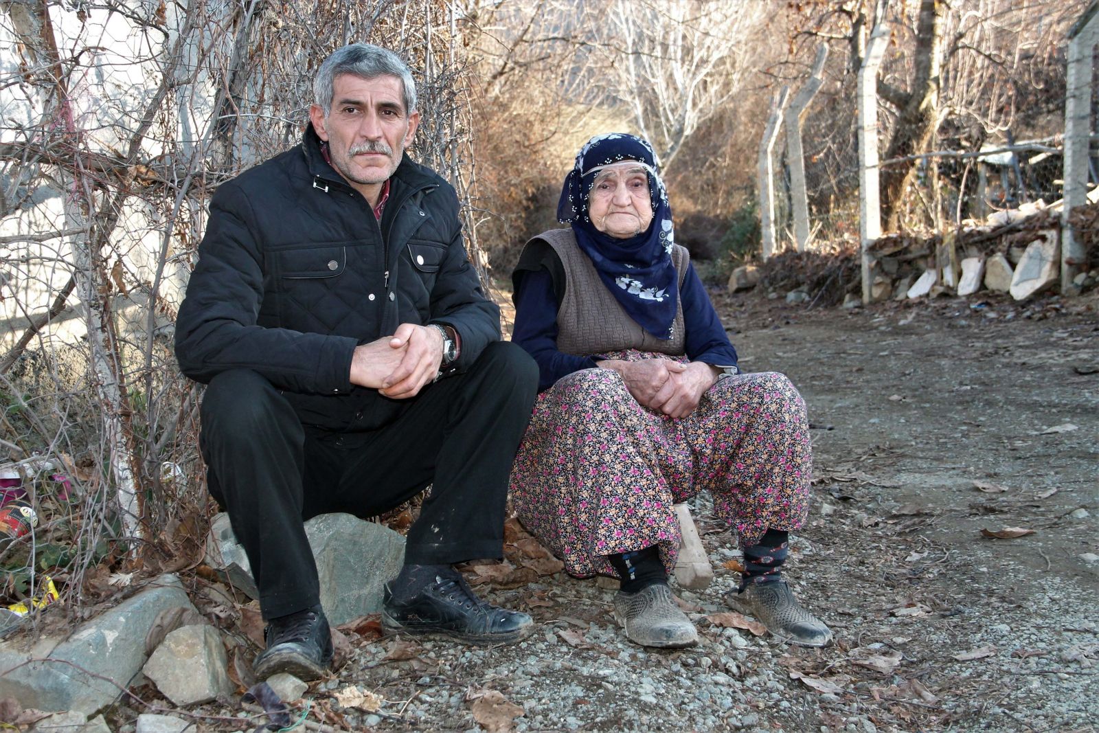 87 yaşındaki Güllü nine, 1 sene önce kaybolan kocasını bekliyor
