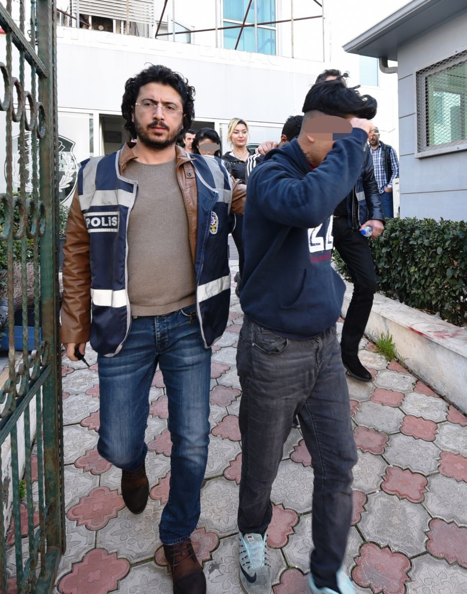 Eve çağırdıkları küçük kızı tekme tokat dövüp, canlı yayınladılar