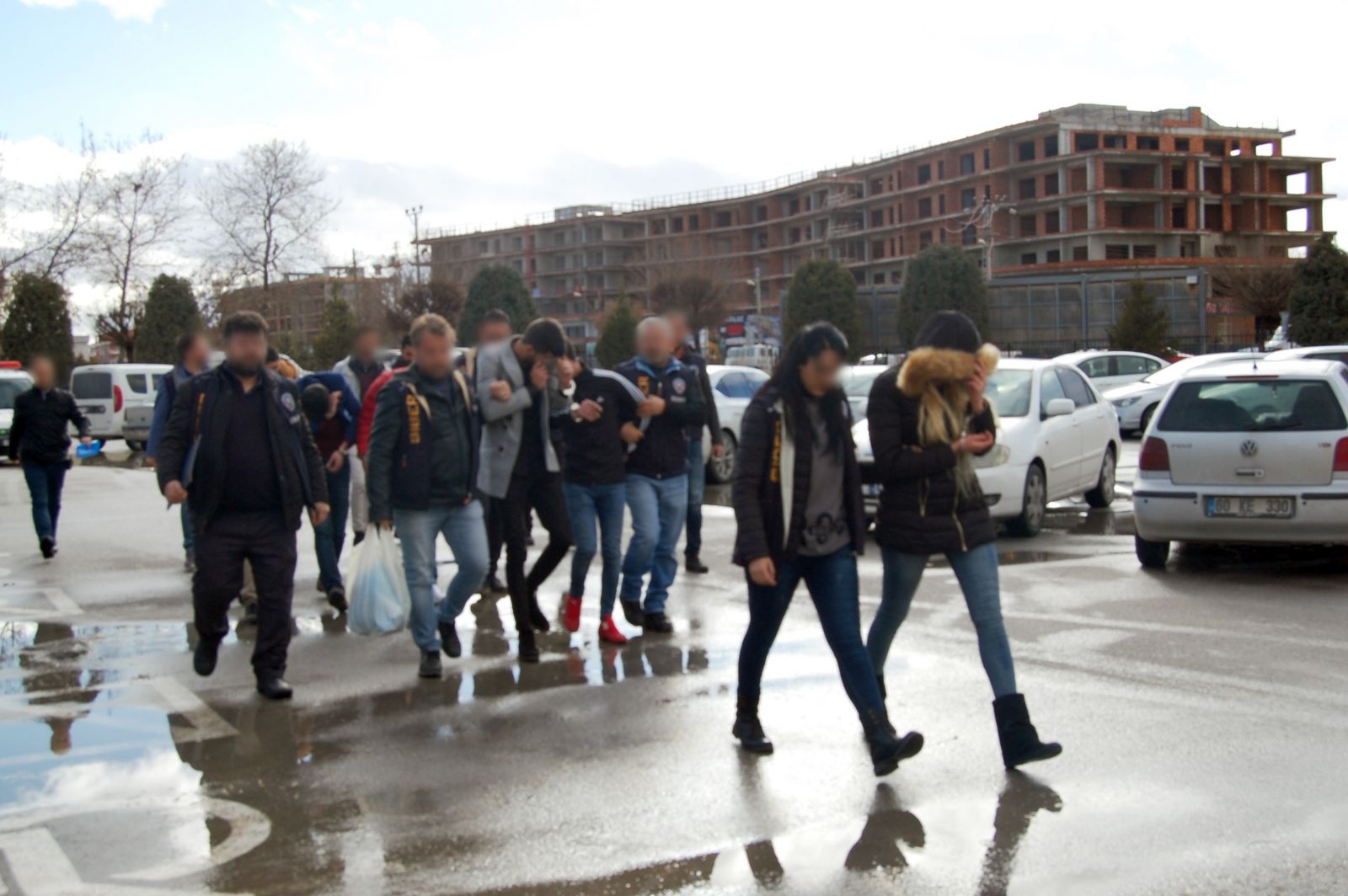 Güzelliğini kullanan kasiyer, müşterileri dolandırdı