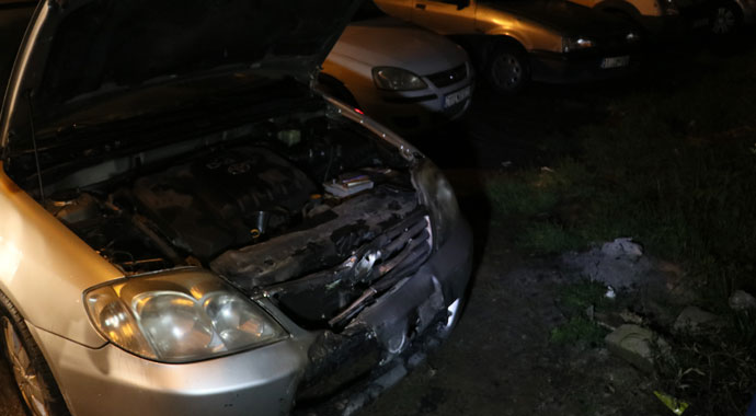 Park halindeki otomobil benzin dökülerek kundaklandı