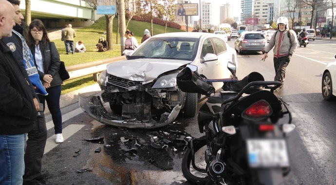 Ters yöne dönüş yapan otomobil motosikletliye çarptı