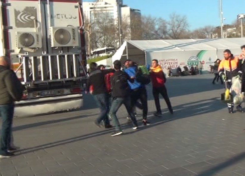 Taksim Meydanı'nda yumruk yumruğa kavga kamerada