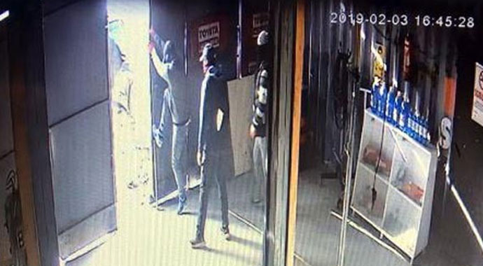 İstanbul’da el arabasıyla güpegündüz soygun yapan hırsızlık çetesi kamerada
