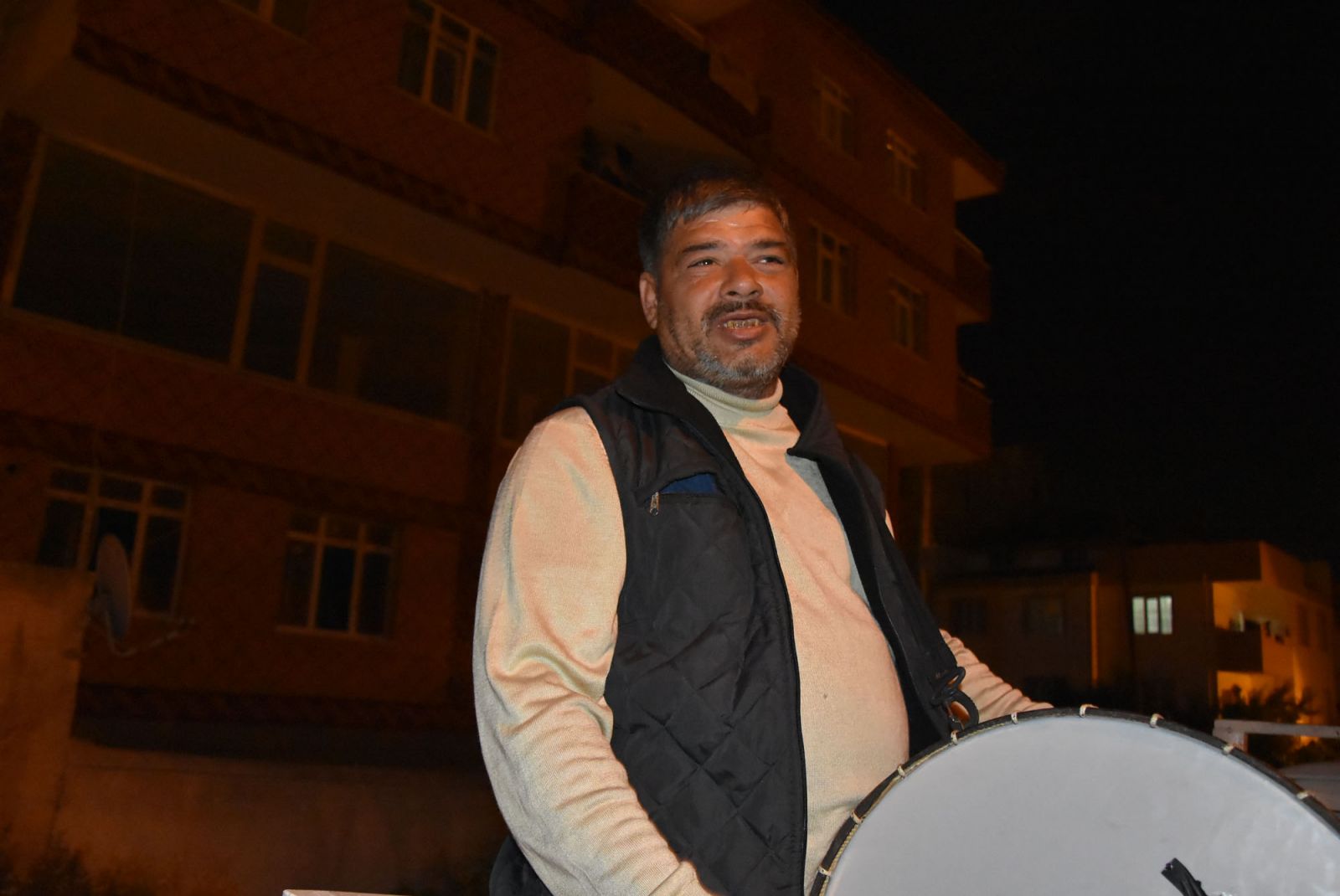 Davulcu, kamyonetle sokak sokak geziyor
