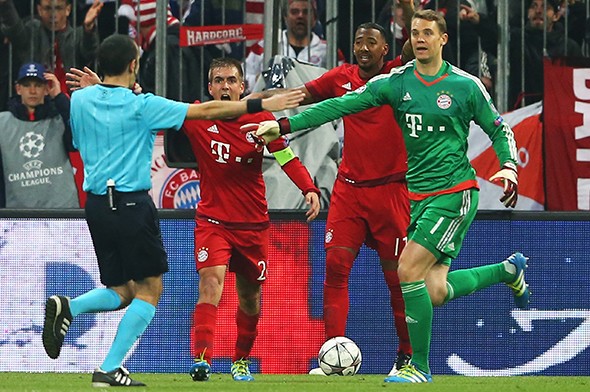 Cüneyt Çakır'ın kararlarını dünya tartışıyor!