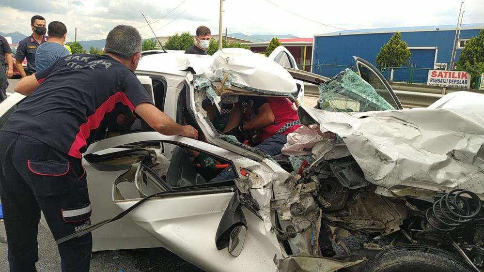 Sakarya'da otomobil tırın altına girdi, çok sayıda yaralı var