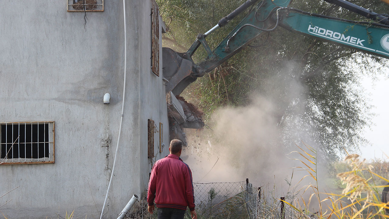 Marmara Gölü kurudu, fırsatçılar harekete geçti: Kaçak yapılar tek tek yıkılıyor