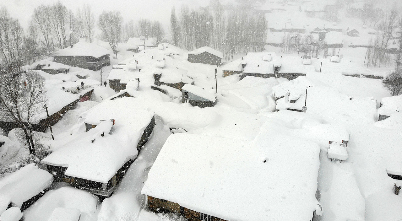 Yazı beklerken kış geldi! Kalınlık 2 metreyi buldu, kar bir köyü adeta yuttu
