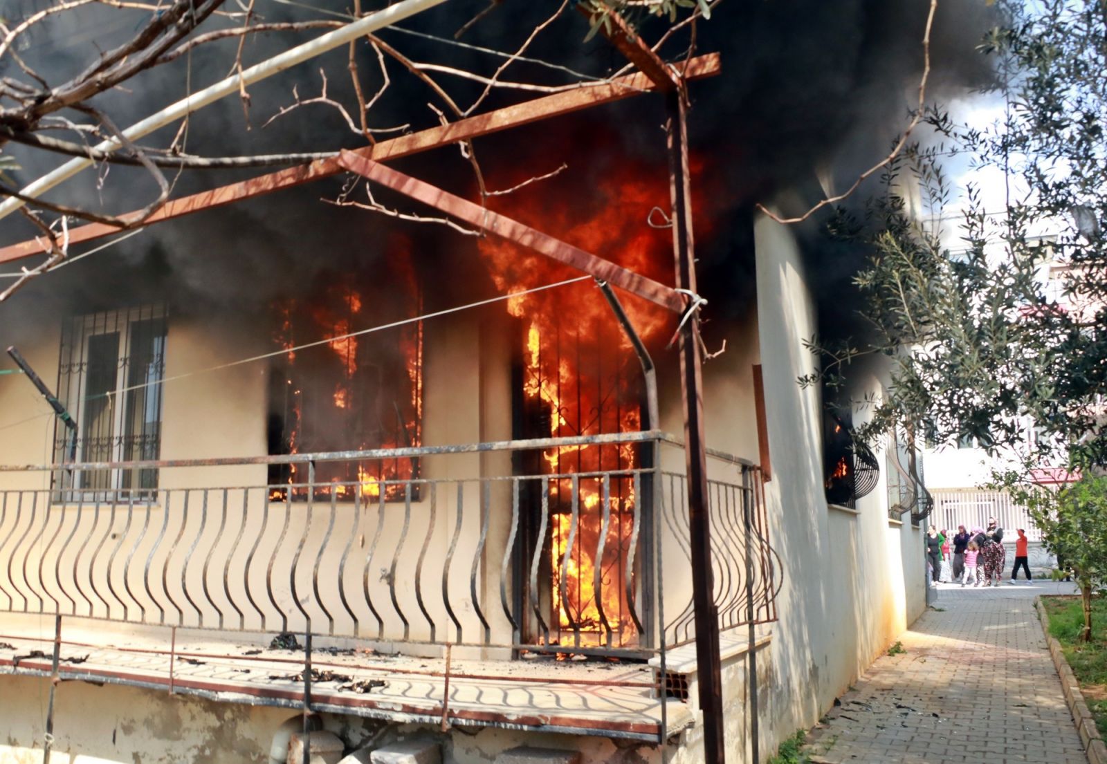 Yeni evli çift kabusu yaşadı, birbirlerine sarılarak izlediler