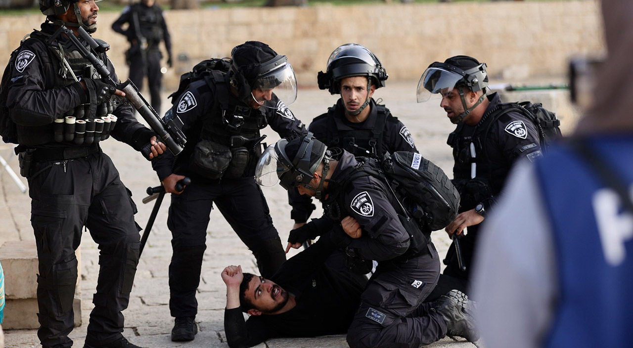 İşgalci İsrail'den Mescid'i Aksa'ya baskın! Sabah namazından sonra saldırdılar