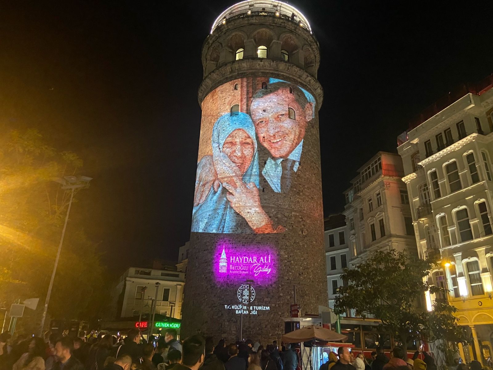 Galata Kulesi annelerin fotoğraflarıyla süslendi